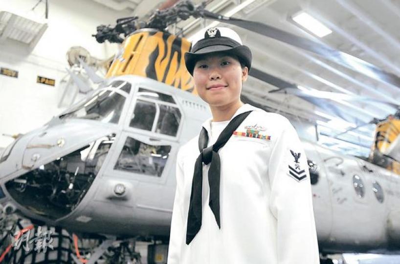 USS Bonhomme Richard艦上有10多名華裔美軍服役,包括從澳門移民到美國、現年26歲的美軍上尉陳碧琪,她平時愛好閱讀,計劃到誠品購買王迪詩及九把刀的作品。(葉家豪攝)USS Bonhomme Richard作戰時用作登陸及搶灘,船上備有大量登陸艇、吉普車及直升機等。船尾為開合式設計,可讓部分海水注入下層,方便船內裝備出海。(葉家豪攝)排水量超過4萬噸的USS Bonhomme Richard,昨起訪港4天,船員陸續上岸享受假期。(葉家豪攝)(明報製圖) USS Bonhomme Richard艦上有10多名華裔美軍服役,包括從澳門移民到美國、現年26歲的美軍上尉陳碧琪,她平時愛好閱讀,計劃到誠品購買王迪詩及九把刀的作品。(葉家豪攝)USS Bonhomme Richard作戰時用作登陸及搶灘,船上備有大量登陸艇、吉普車及直升機等。船尾為開合式設計,可讓部分海水注入下層,方便船內裝備出海。(葉家豪攝)排水量超過4萬噸的USS Bonhomme Richard,昨起訪港4天,船員陸續上岸享受假期。(葉家豪攝)(明報製圖)