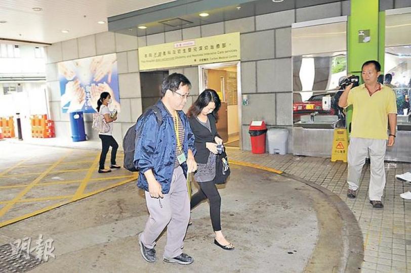 長沙灣致命工業意外死者徐永波的妻子(右),趕到醫院了解情况。(衛永康攝) 長沙灣致命工業意外死者徐永波的妻子(右),趕到醫院了解情况。(衛永康攝)