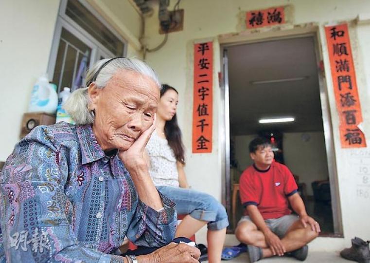 居於南村50多年的非原居民、80多歲鄧婆婆表示,前年才得悉政府將清拆家園,一家三口非常徬徨及傷心。(林俊源攝)根據賠償方案,政府已在竹園村劃出遷置區(箭嘴示)興建平房,供擁有丁權的原居民申請,不過南村(圖左)因不屬村界範圍內,無法受惠「平房方案」。圖中間的兩座高樓,是未來蓮塘口岸位置。(林俊源攝) 居於南村50多年的非原居民、80多歲鄧婆婆表示,前年才得悉政府將清拆家園,一家三口非常徬徨及傷心。(林俊源攝)根據賠償方案,政府已在竹園村劃出遷置區(箭嘴示)興建平房,供擁有丁權的原居民申請,不過南村(圖左)因不屬村界範圍內,無法受惠「平房方案」。圖中間的兩座高樓,是未來蓮塘口岸位置。(林俊源攝)