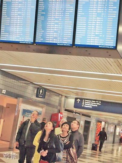 芝加哥國際機場不少前往東岸的航班都已取消,有乘客在水牌前駐足觀看。(余偉邦攝) 芝加哥國際機場不少前往東岸的航班都已取消,有乘客在水牌前駐足觀看。(余偉邦攝)