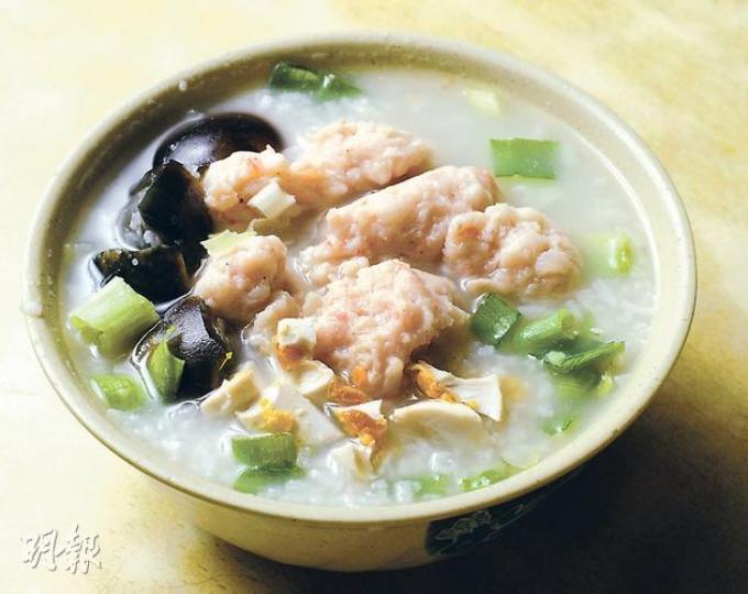 金銀蛋馬交蝦滑粥 - 先將馬鮫魚打成膠,再混合蝦膠而成,馬鮫魚價貴但因其肉味重,故阿喜堅持選用,笑說是「落重本」的自家製作。($29,靚粥工房)(陳淑安攝)粥底海鮮火鍋 - 粥底海鮮火鍋有最少8至10款海鮮,還有雞件、牛腱和油炸鬼等。(每位$160,4位起,須預訂,靚粥工房)(陳淑安攝)粥底火鍋加入皮蛋令粥底更香,與海鮮一起熬粥,粥味更鮮濃。(陳淑安攝) 金銀蛋馬交蝦滑粥 - 先將馬鮫魚打成膠,再混合蝦膠而成,馬鮫魚價貴但因其肉味重,故阿喜堅持選用,笑說是「落重本」的自家製作。($29,靚粥工房)(陳淑安攝)粥底海鮮火鍋 - 粥底海鮮火鍋有最少8至10款海鮮,還有雞件、牛腱和油炸鬼等。(每位$160,4位起,須預訂,靚粥工房)(陳淑安攝)粥底火鍋加入皮蛋令粥底更香,與海鮮一起熬粥,粥味更鮮濃。(陳淑安攝)