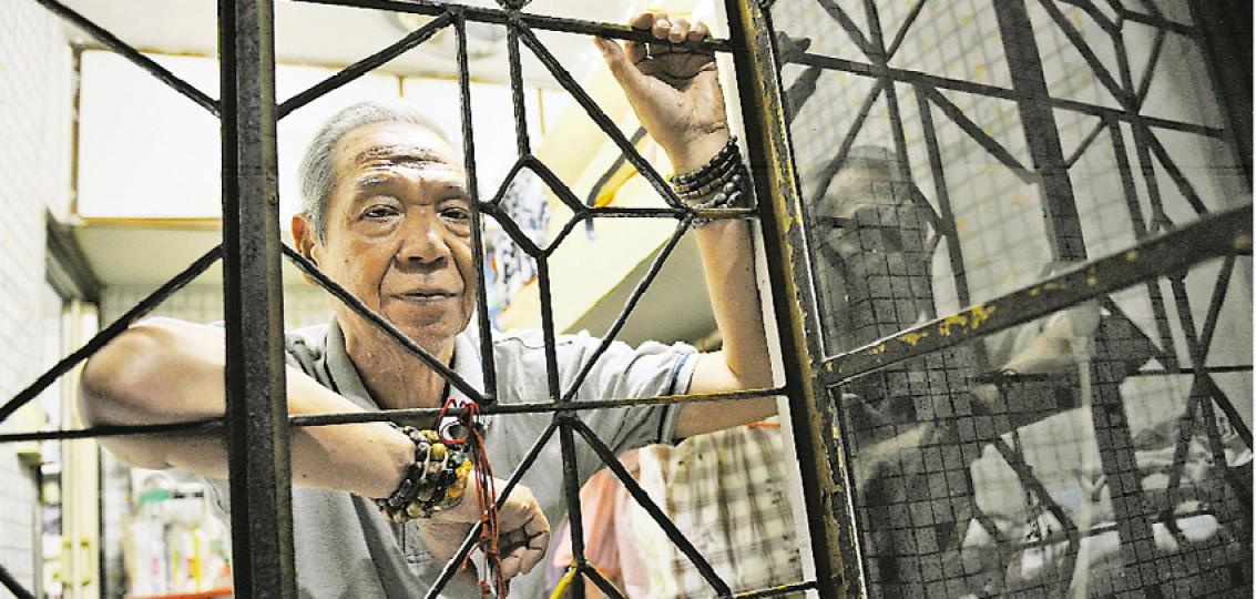 75歲的李樹源與妻子住在上環舊樓自置單位,他對長者生活津貼批出無期感到失望,擔心生活環境更惡劣的長者受到影響。(盧翊銘攝) 75歲的李樹源與妻子住在上環舊樓自置單位,他對長者生活津貼批出無期感到失望,擔心生活環境更惡劣的長者受到影響。(盧翊銘攝)