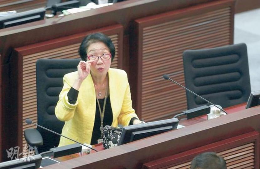 財委會上,工聯會陳婉嫻批評勞福局長申請撥款的論調重複又重複,要求他不要回應其質詢。(李澤彤攝)建制派的工業界議員林大輝批評政府申請撥款的手法,「擺晒老人家上枱……就算通過了都無人服」。(李澤彤攝)財委會主席張宇人昨晚11時宣布中止會議,將長者生活津貼的撥款申請,延至11月16日討論。 (李澤彤攝) 財委會上,工聯會陳婉嫻批評勞福局長申請撥款的論調重複又重複,要求他不要回應其質詢。(李澤彤攝)建制派的工業界議員林大輝批評政府申請撥款的手法,「擺晒老人家上枱……就算通過了都無人服」。(李澤彤攝)財委會主席張宇人昨晚11時宣布中止會議,將長者生活津貼的撥款申請,延至11月16日討論。 (李澤彤攝)
