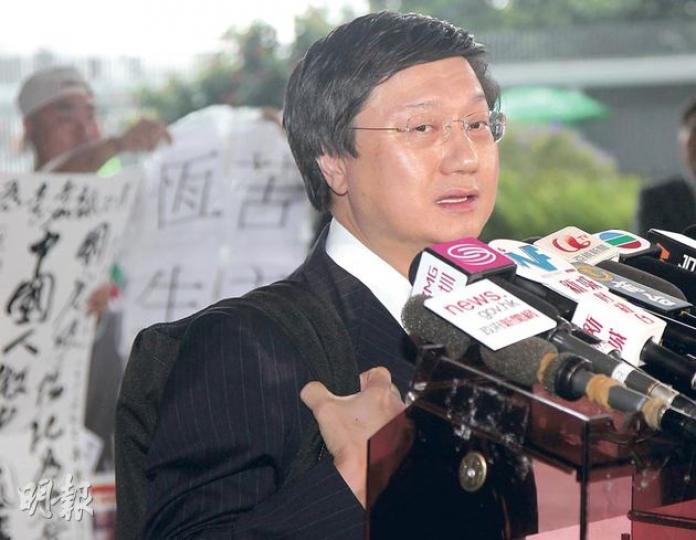 林奮強昨晨出席行政會議,為加稅前賣樓事件解畫,指「我又不是去偷去搶」,仍會繼續放售另外兩個單位。(林俊源攝)(明報製圖)(明報製圖)(明報製圖)(明報製圖) 林奮強昨晨出席行政會議,為加稅前賣樓事件解畫,指「我又不是去偷去搶」,仍會繼續放售另外兩個單位。(林俊源攝)(明報製圖)(明報製圖)(明報製圖)(明報製圖)