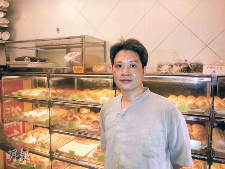 在小西灣經營麵包店的張劍光表示,比起昔日在柴灣營業,這裏的營業額小得多,加上附近新開了3間麵包店,自己經營的店舖規模最小,生意更難做。(楊德銘攝) 在小西灣經營麵包店的張劍光表示,比起昔日在柴灣營業,這裏的營業額小得多,加上附近新開了3間麵包店,自己經營的店舖規模最小,生意更難做。(楊德銘攝)