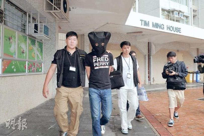 新界北反黑組探員將其中一名32歲刀手押返其粉嶺華明邨添明樓寓所蒐證。 (邱雅錡攝) 新界北反黑組探員將其中一名32歲刀手押返其粉嶺華明邨添明樓寓所蒐證。 (邱雅錡攝)