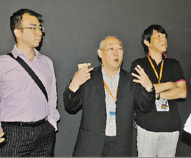 會展早前火警,令部分燈飾商攤位半天或一整天不能運作,昨午逾50名參展商到會展中小企服務中心要求賠償,其中燈飾公司負責人李紹和(中)帶同律師(左一)到場,一同與貿發局代表開會。(楊嘉欣攝) 會展早前火警,令部分燈飾商攤位半天或一整天不能運作,昨午逾50名參展商到會展中小企服務中心要求賠償,其中燈飾公司負責人李紹和(中)帶同律師(左一)到場,一同與貿發局代表開會。(楊嘉欣攝)