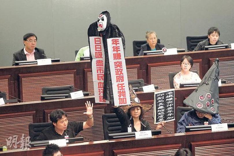 立法會交通事務委員會昨召開特別會議討論港鐵可加可減機制,與會發言的基層團體帶同道具,批評現時機制不顧及市民。(李紹昌攝) 立法會交通事務委員會昨召開特別會議討論港鐵可加可減機制,與會發言的基層團體帶同道具,批評現時機制不顧及市民。(李紹昌攝)