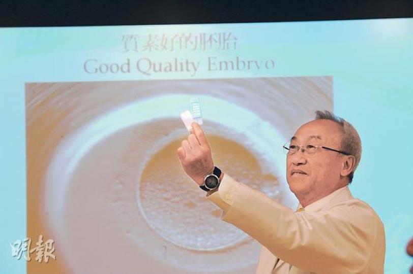 梁家康醫生表示,將胚胎細胞放入他手上的培養碟,再放入全時監察胚胎培養儀,便可每20分鐘觀察一次細胞成長狀况。(尹錦恩攝) 梁家康醫生表示,將胚胎細胞放入他手上的培養碟,再放入全時監察胚胎培養儀,便可每20分鐘觀察一次細胞成長狀况。(尹錦恩攝)