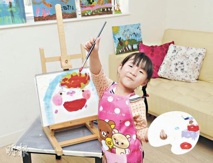 4歲小女孩鄺美行(Katie)年紀輕輕,天才橫溢,剛於有「畫壇奧林匹克」之譽的「第三十一屆國際青少年蒙馬特繪畫比賽」中連奪金獎及特許獎狀。(陳淑安攝)(陳淑安攝)鄺美行於「國際青少年蒙馬特繪畫比賽」的得獎作品﹕金獎(Gold Palette)——《女孩與狗》(圖),以及特許獎狀(Diploma)——《金魚》。(陳淑安攝)特許獎狀(Diploma)——《金魚》(陳淑安攝)早前巴黎國立畢加索藝術館在香港舉行畢加索珍品展,鄺太(左)與Katie一起參觀後,啟發她的靈感,即席畫了多張作品(下圖是其中一張 4歲小女孩鄺美行(Katie)年紀輕輕,天才橫溢,剛於有「畫壇奧林匹克」之譽的「第三十一屆國際青少年蒙馬特繪畫比賽」中連奪金獎及特許獎狀。(陳淑安攝)(陳淑安攝)鄺美行於「國際青少年蒙馬特繪畫比賽」的得獎作品﹕金獎(Gold Palette)——《女孩與狗》(圖),以及特許獎狀(Diploma)——《金魚》。(陳淑安攝)特許獎狀(Diploma)——《金魚》(陳淑安攝)早前巴黎國立畢加索藝術館在香港舉行畢加索珍品展,鄺太(左)與Katie一起參觀後,啟發她的靈感,即席畫了多張作品(下圖是其中一張