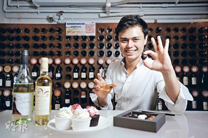釀酒師Eddie:「甜品分中、西、冷、熱,亦有水果、忌廉或朱古力等不同配搭,要逐一配對,不能一概而論以甜酒配甜品。加上每款甜品富不同層次的味道,如蛋撻有蛋的creamy、批底的crunchy,最好先吃甜品才選酒。」(葉思雅攝) 釀酒師Eddie:「甜品分中、西、冷、熱,亦有水果、忌廉或朱古力等不同配搭,要逐一配對,不能一概而論以甜酒配甜品。加上每款甜品富不同層次的味道,如蛋撻有蛋的creamy、批底的crunchy,最好先吃甜品才選酒。」(葉思雅攝)