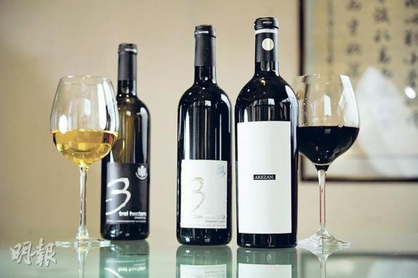 Chardonnay 2009、Feteascà Neagrà 2007,原價$170,優惠價$100;Cabernet Sauvignon Arezan 原價$550,優惠價$333 - Chardonnay色澤豐潤,清爽香氣濃烈;紅酒以本土葡萄FeteascàNeagrà較突出,富黑加倫子香氣,且單寧輕盈。(葉思雅攝)品牌總經理Vernon Henn(林俊源攝)Sauvignon Blanc(左)、Chardonnay/Chenin Blanc(右) 各$92,可以1張標準品酒券試飲 - 前 Chardonnay 2009、Feteascà Neagrà 2007,原價$170,優惠價$100;Cabernet Sauvignon Arezan 原價$550,優惠價$333 - Chardonnay色澤豐潤,清爽香氣濃烈;紅酒以本土葡萄FeteascàNeagrà較突出,富黑加倫子香氣,且單寧輕盈。(葉思雅攝)品牌總經理Vernon Henn(林俊源攝)Sauvignon Blanc(左)、Chardonnay/Chenin Blanc(右) 各$92,可以1張標準品酒券試飲 - 前