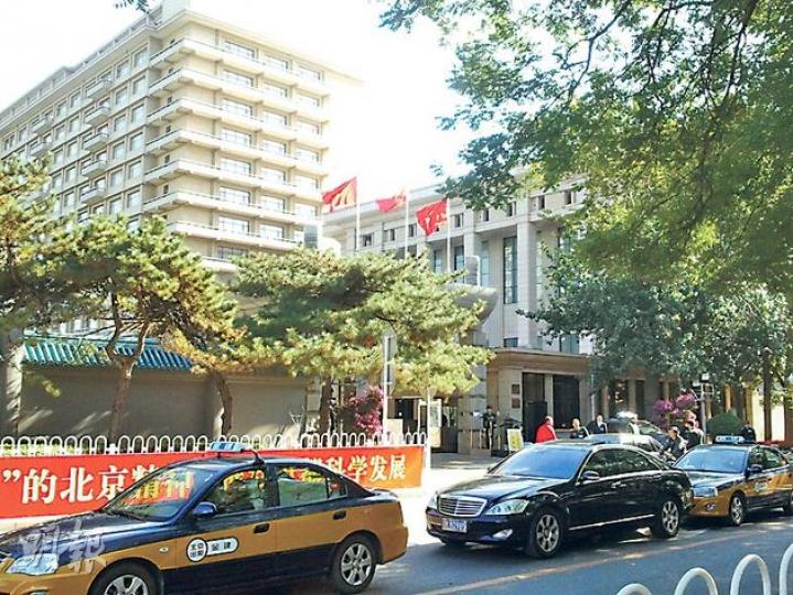 參加今天七中全會的中央委員陸續抵達北京,他們入住的京西賓館保安森嚴。(明報記者攝) 參加今天七中全會的中央委員陸續抵達北京,他們入住的京西賓館保安森嚴。(明報記者攝)