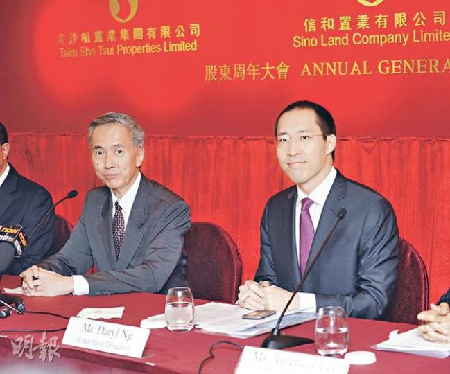 向來低調的信和黃志祥(左)的兒子黃永光(右),昨日首次以執行董事身分出席信置股東大會後的記者會,回應有關政府出招對集團影響。(陳淑安攝) 向來低調的信和黃志祥(左)的兒子黃永光(右),昨日首次以執行董事身分出席信置股東大會後的記者會,回應有關政府出招對集團影響。(陳淑安攝)