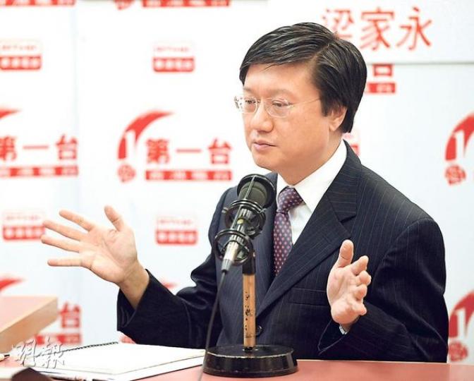 行政會議成員林奮強昨早出席港台節目《千禧年代》時,仍指擔心代理不落力推盤,因此以低市價一成的呎價推盤,以鼓勵代理「全心全力」幫他推銷。(陳淑安攝) 行政會議成員林奮強昨早出席港台節目《千禧年代》時,仍指擔心代理不落力推盤,因此以低市價一成的呎價推盤,以鼓勵代理「全心全力」幫他推銷。(陳淑安攝)
