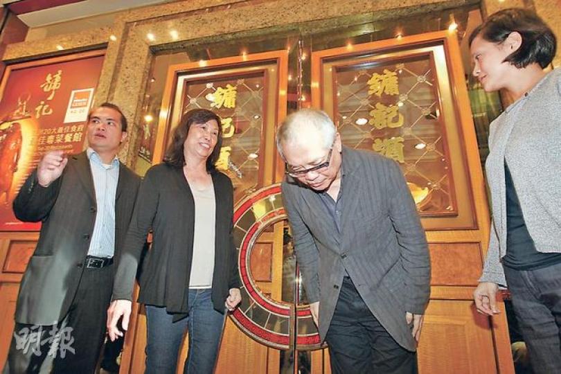甘琨禮昨在鏞記酒家外鞠躬致謝,他說會秉承已故家父及大哥健成遺願將鏞記發揚光大。(李紹昌攝)甘老太(前)昨稱「唔想再諗咁多嘢」,她斥孫兒連宏講大話,指從來沒找過她和解,又力數琨禮不理親情,「見到面都唔嗌阿媽,由得佢喇」。(黃建邦攝) 甘琨禮昨在鏞記酒家外鞠躬致謝,他說會秉承已故家父及大哥健成遺願將鏞記發揚光大。(李紹昌攝)甘老太(前)昨稱「唔想再諗咁多嘢」,她斥孫兒連宏講大話,指從來沒找過她和解,又力數琨禮不理親情,「見到面都唔嗌阿媽,由得佢喇」。(黃建邦攝)