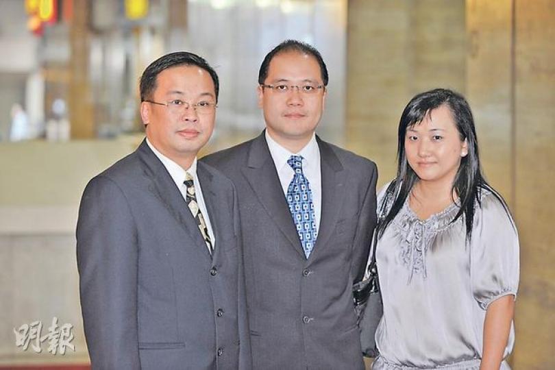 被判敗訴的甘健成一方,長子甘崇軒(左)、次子甘崇轅(中)及次媳何美玲昨午選擇在灣仔喜萬年酒家見傳媒,宣布另起爐灶大計。(葉家豪攝) 被判敗訴的甘健成一方,長子甘崇軒(左)、次子甘崇轅(中)及次媳何美玲昨午選擇在灣仔喜萬年酒家見傳媒,宣布另起爐灶大計。(葉家豪攝)