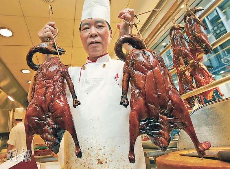 鏞記酒家以明爐燒鵝馳名,但兩名光顧逾30年的老主顧都批評如今的燒鵝不夠多汁,水準大跌。(李紹昌攝)退休後定居內地的胡先生專程回港到鏞記酒家用膳,作為光顧鏞記近40年的老主顧,他指招牌燒鵝質素大不如前。(余卓善攝) 鏞記酒家以明爐燒鵝馳名,但兩名光顧逾30年的老主顧都批評如今的燒鵝不夠多汁,水準大跌。(李紹昌攝)退休後定居內地的胡先生專程回港到鏞記酒家用膳,作為光顧鏞記近40年的老主顧,他指招牌燒鵝質素大不如前。(余卓善攝)