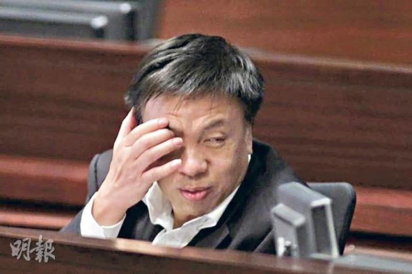 民建聯鍾樹根「被提醒」要好好管理facebook,佢話唯有搵兩個人幫手核對fb有無資料出錯。(郭慶輝攝) 民建聯鍾樹根「被提醒」要好好管理facebook,佢話唯有搵兩個人幫手核對fb有無資料出錯。(郭慶輝攝)