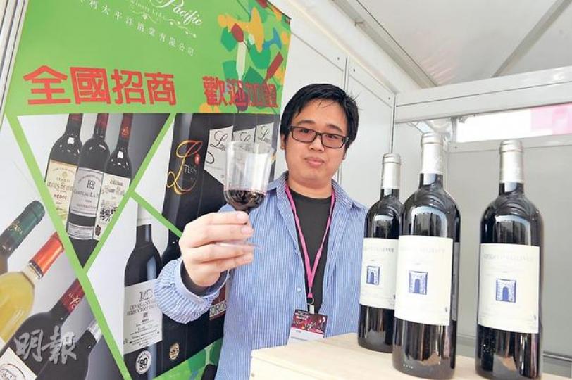 興利太平洋酒業市場推廣經理林澤瑋展出號稱只限北京官員宴客和送禮之用的紅酒,聲稱此酒在港不會發售,但市民可以10元試飲價一嘗這種內地官場專用的美酒。(盧翊銘攝)美酒佳餚巡禮今年是最後一屆在西九龍海濱長廊舉行,明年或會移師中環的海濱長廊,但未有最後決定。(盧翊銘攝)曾是薄餅雜技比賽世界冠軍的Pasqualino Barbasso,將於活動期間表演純熟的轉薄餅手藝。(盧翊銘攝) 興利太平洋酒業市場推廣經理林澤瑋展出號稱只限北京官員宴客和送禮之用的紅酒,聲稱此酒在港不會發售,但市民可以10元試飲價一嘗這種內地官場專用的美酒。(盧翊銘攝)美酒佳餚巡禮今年是最後一屆在西九龍海濱長廊舉行,明年或會移師中環的海濱長廊,但未有最後決定。(盧翊銘攝)曾是薄餅雜技比賽世界冠軍的Pasqualino Barbasso,將於活動期間表演純熟的轉薄餅手藝。(盧翊銘攝)