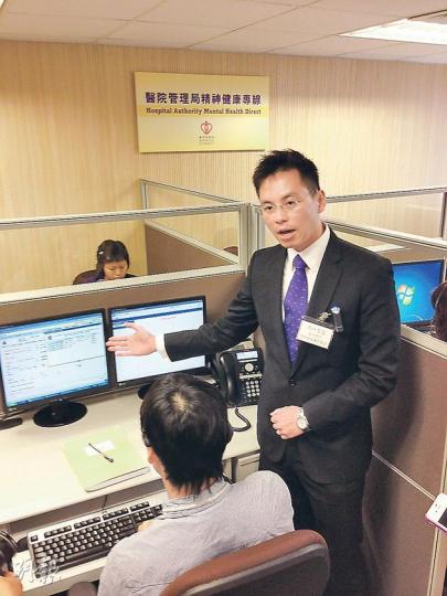 葵涌醫院精神科專科副顧問醫生向傳媒展示新電腦系統的營運模式。(曾安迪攝) 葵涌醫院精神科專科副顧問醫生向傳媒展示新電腦系統的營運模式。(曾安迪攝)