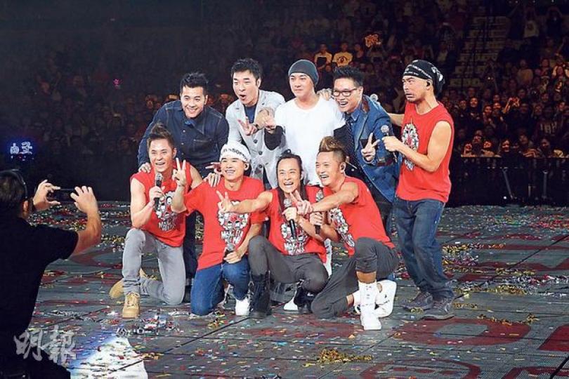 草蜢、軟硬、BIG FOUR鬥完嘴就合照留念。(微博圖片) 草蜢、軟硬、BIG FOUR鬥完嘴就合照留念。(微博圖片)