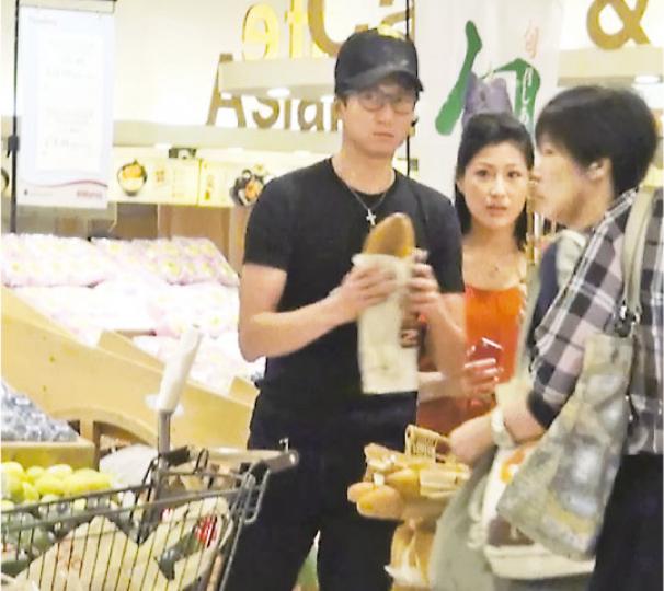 難得在港的洪天明,陪腹大便便的老婆周家蔚購物,這個老公真抵惜。(攝影:黃梓烜、李維隆)兩公婆手拖手好甜蜜。(攝影:黃梓烜、李維隆) 難得在港的洪天明,陪腹大便便的老婆周家蔚購物,這個老公真抵惜。(攝影:黃梓烜、李維隆)兩公婆手拖手好甜蜜。(攝影:黃梓烜、李維隆)