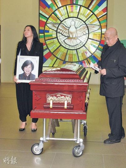 劉兆銘哭別太太張慧玲,女兒捧着遺照一臉難捨。(攝影/記者:鍾一虹)劉兆銘將結草照片印在紀念冊。(攝影/記者:鍾一虹)黃秋生安慰劉兆銘節哀順變。(攝影/記者:鍾一虹)陳錦鴻與郭藹明送別張慧玲。(攝影/記者:鍾一虹)劉松仁送別好友最後一程。(攝影/記者:鍾一虹)鍾景輝希望劉兆銘能樂觀地生活。(攝影/記者:鍾一虹)久未露面的吳美珩神色哀傷。(攝影/記者:鍾一虹) 劉兆銘哭別太太張慧玲,女兒捧着遺照一臉難捨。(攝影/記者:鍾一虹)劉兆銘將結草照片印在紀念冊。(攝影/記者:鍾一虹)黃秋生安慰劉兆銘節哀順變。(攝影/記者:鍾一虹)陳錦鴻與郭藹明送別張慧玲。(攝影/記者:鍾一虹)劉松仁送別好友最後一程。(攝影/記者:鍾一虹)鍾景輝希望劉兆銘能樂觀地生活。(攝影/記者:鍾一虹)久未露面的吳美珩神色哀傷。(攝影/記者:鍾一虹)