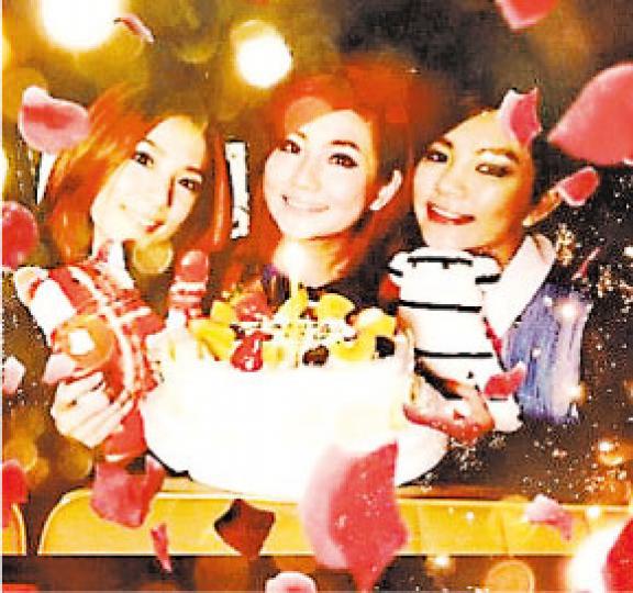 Selina(中)昨日31歲牛一,與好姊妹Ella(右)及Hebe(左)慶祝。(微博圖片) Selina(中)昨日31歲牛一,與好姊妹Ella(右)及Hebe(左)慶祝。(微博圖片)