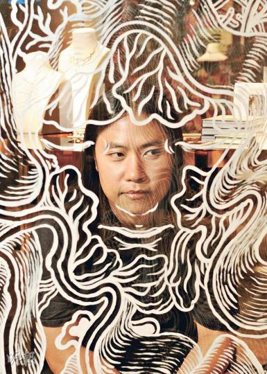 今次James Jean為Blitz畫玻璃房,不用起稿便直接用白色顏料在玻璃上畫畫,對於經常為品牌畫櫥窗或廣告背景的他來說,這大概是輕而易舉、熟能生巧的事。(陳淑安攝)James Jean設計的首飾系列很立體,有點像骨頭,因為他覺得首飾是小型雕塑,是可以讓人戴上身的藝術。(陳淑安攝)(陳淑安攝)除了畫玻璃房外,他也特別為Blitz做了一系列獨家配飾,例如clutch、iPhone殼、頸巾等,當中頸巾印有一大幅他標誌性的畫,算是系列中最吸引最能代表他的作品。(陳淑安攝) 今次James Jean為Blitz畫玻璃房,不用起稿便直接用白色顏料在玻璃上畫畫,對於經常為品牌畫櫥窗或廣告背景的他來說,這大概是輕而易舉、熟能生巧的事。(陳淑安攝)James Jean設計的首飾系列很立體,有點像骨頭,因為他覺得首飾是小型雕塑,是可以讓人戴上身的藝術。(陳淑安攝)(陳淑安攝)除了畫玻璃房外,他也特別為Blitz做了一系列獨家配飾,例如clutch、iPhone殼、頸巾等,當中頸巾印有一大幅他標誌性的畫,算是系列中最吸引最能代表他的作品。(陳淑安攝)