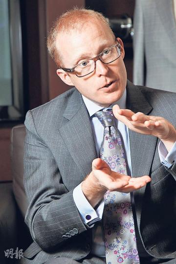 由2010年開始籌劃的同軸擒縱系統35周年特別版腕表,George Daniels去年離世時仍未能見其誕生。幸好其徒弟Roger Smith(圖)獨力完成腕表,延續大師的製表理念。(林俊源攝)(林俊源攝)機芯腕表的打磨,跟常見的瑞士品牌腕表不同,沒有太多的花巧修飾,線條簡潔,與Co-Axial機芯着重功能性呼應,在擺輪下方清楚可見雙軸齒輪的運作。(林俊源攝) 由2010年開始籌劃的同軸擒縱系統35周年特別版腕表,George Daniels去年離世時仍未能見其誕生。幸好其徒弟Roger Smith(圖)獨力完成腕表,延續大師的製表理念。(林俊源攝)(林俊源攝)機芯腕表的打磨,跟常見的瑞士品牌腕表不同,沒有太多的花巧修飾,線條簡潔,與Co-Axial機芯着重功能性呼應,在擺輪下方清楚可見雙軸齒輪的運作。(林俊源攝)