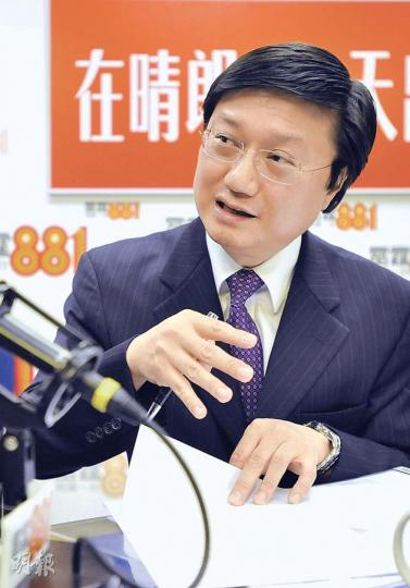 行政會議成員林奮強昨早接受商台訪問時,向主持展示他4個放售物業的賣樓委託書,證明4個物業都是在6月4日、即他加入行政會議前就已經放盤。 (葉家豪攝)(明報製圖)(明報製圖) 行政會議成員林奮強昨早接受商台訪問時,向主持展示他4個放售物業的賣樓委託書,證明4個物業都是在6月4日、即他加入行政會議前就已經放盤。 (葉家豪攝)(明報製圖)(明報製圖)