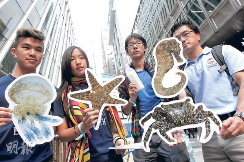 守護龍尾大聯盟昨起在18區收集簽名,反對建人工沙灘。(李紹昌攝) 守護龍尾大聯盟昨起在18區收集簽名,反對建人工沙灘。(李紹昌攝)