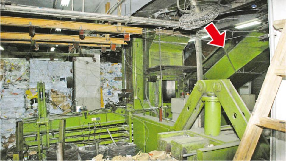 傷人案疑兇疑失足沿斜槽(箭嘴示)跌進30呎長的大型壓紙機,慘遭機器反覆擠壓成「人肉磚」,警員懷疑因機器太嘈吵致無人聽到他的呼救聲。(雲錦鋒攝) 傷人案疑兇疑失足沿斜槽(箭嘴示)跌進30呎長的大型壓紙機,慘遭機器反覆擠壓成「人肉磚」,警員懷疑因機器太嘈吵致無人聽到他的呼救聲。(雲錦鋒攝)