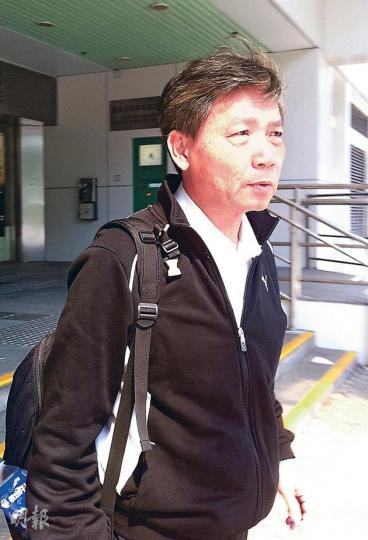 已退休的長沙灣前警署警長馮貴揚指出,當年為陳竹男檢查屍體時認為事件有可疑,吩咐警員拍下傷勢照、轉交重案組。昨日他在庭上獲悉有關照片失蹤後大表驚訝。(余卓善攝)現職機場特警的陳晉熙,當日把事主暴斃的關鍵傷勢照片放在警署內部送出文件架轉交重案組,但3年來未有跟進重案組是否收到照片。(余卓善攝) 已退休的長沙灣前警署警長馮貴揚指出,當年為陳竹男檢查屍體時認為事件有可疑,吩咐警員拍下傷勢照、轉交重案組。昨日他在庭上獲悉有關照片失蹤後大表驚訝。(余卓善攝)現職機場特警的陳晉熙,當日把事主暴斃的關鍵傷勢照片放在警署內部送出文件架轉交重案組,但3年來未有跟進重案組是否收到照片。(余卓善攝)