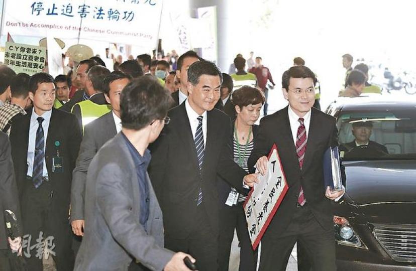 特首梁振英昨到達立法會時遇到多個團體示威,包括被批評堅決為長津設立資產申報,又遲遲拒絕設立全民退休保障。(李澤彤攝)工黨昨去信特首梁振英,建議以一筆過「特惠補貼金」方式,彌補長者因政府不肯設追溯期所招致的「損失」。圖為工黨兩名副主席張超雄(左起)、何秀蘭,以及張國柱。(盧翊銘攝) 特首梁振英昨到達立法會時遇到多個團體示威,包括被批評堅決為長津設立資產申報,又遲遲拒絕設立全民退休保障。(李澤彤攝)工黨昨去信特首梁振英,建議以一筆過「特惠補貼金」方式,彌補長者因政府不肯設追溯期所招致的「損失」。圖為工黨兩名副主席張超雄(左起)、何秀蘭,以及張國柱。(盧翊銘攝)