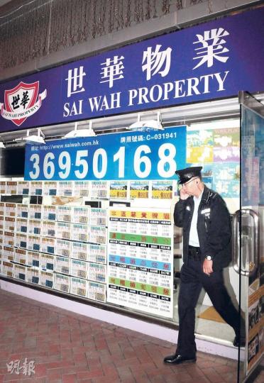 36歲已離職的女地產代理,昨凌晨用後備匙潛入灣仔舊公司開電腦欲偷取客戶資料,被警員巡邏時撞破,把她拘捕。(蔡方山攝) 36歲已離職的女地產代理,昨凌晨用後備匙潛入灣仔舊公司開電腦欲偷取客戶資料,被警員巡邏時撞破,把她拘捕。(蔡方山攝)