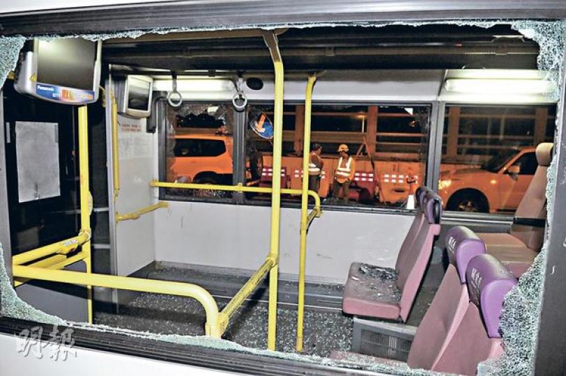 屯門公路九巴上一名醉酒漢,以頭、手及腳連毁巴士上多塊玻璃。(蔡方山攝)巴士醉客打破九巴多塊玻璃後,一邊流血一邊跳着走,在公路旁草叢被警員拘捕送院救治。(蔡方山攝) 屯門公路九巴上一名醉酒漢,以頭、手及腳連毁巴士上多塊玻璃。(蔡方山攝)巴士醉客打破九巴多塊玻璃後,一邊流血一邊跳着走,在公路旁草叢被警員拘捕送院救治。(蔡方山攝)