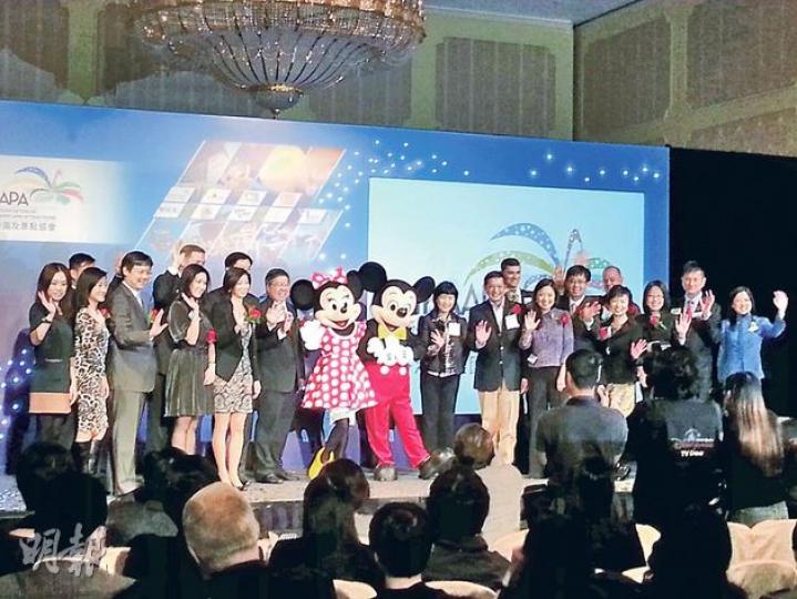 本港9個主要旅遊景點及主題樂園,包括海洋公園、迪士尼樂園及昂坪360等,宣布合作成立香港遊樂園及景點協會,合作推廣香港的旅遊景點,迪士尼經典卡通人物米奇與米妮,為成立儀式助興。(楊德銘攝) 本港9個主要旅遊景點及主題樂園,包括海洋公園、迪士尼樂園及昂坪360等,宣布合作成立香港遊樂園及景點協會,合作推廣香港的旅遊景點,迪士尼經典卡通人物米奇與米妮,為成立儀式助興。(楊德銘攝)