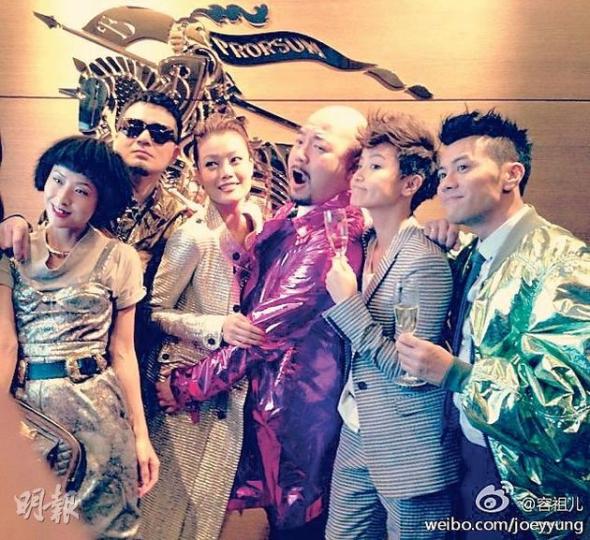 容祖兒、何韻詩昨晚同場出現品牌活動,黃偉文拉着她們與徐濠縈、黃耀明、梁漢文合照。(微博圖片) 容祖兒、何韻詩昨晚同場出現品牌活動,黃偉文拉着她們與徐濠縈、黃耀明、梁漢文合照。(微博圖片)
