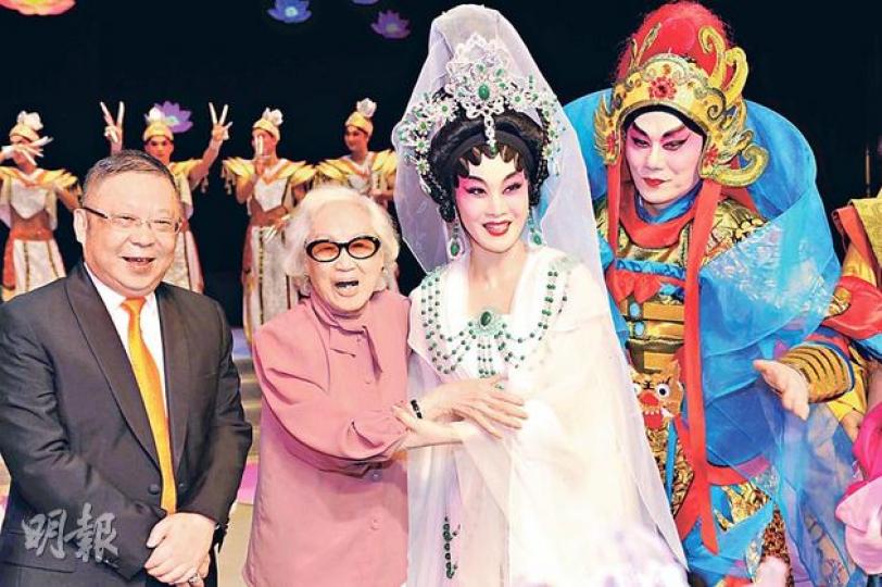 紅線女(左二)上台祝賀李居明(左一)、蔣文端(右二)及丁凡(右一)演出《觀音情度韋陀天》成功。(攝影/記者:魏人) 紅線女(左二)上台祝賀李居明(左一)、蔣文端(右二)及丁凡(右一)演出《觀音情度韋陀天》成功。(攝影/記者:魏人)