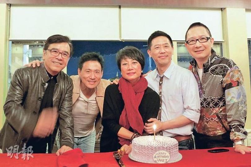 姜大衛、張學友、唐鶴德、劉培基及羅美薇為鄧光榮太太舉行驚喜生日派對。(攝影﹕娛樂組) 姜大衛、張學友、唐鶴德、劉培基及羅美薇為鄧光榮太太舉行驚喜生日派對。(攝影﹕娛樂組)