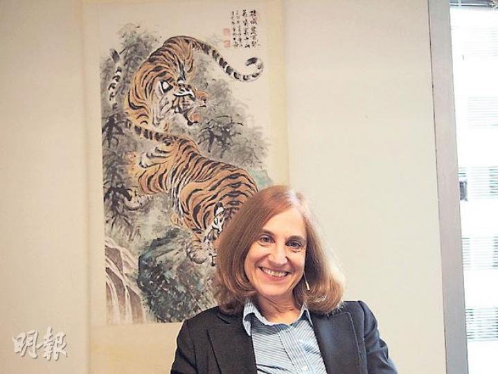 華盛頓著名智庫戰略與國際研究中心(CSIS)的中美關係專家格拉澤在辦公室接受本報記者訪問。格拉澤是中美關係專家,背後掛着的,正是一幅中國式虎嘯圖。(余偉邦攝)受訪者辦公室門外的接待處,展示了一批著名政要出席CSIS論壇的照片,包括現任國務卿希拉里和前國務卿賴斯。(余偉邦攝)CSIS被視為美國兩大智庫之一,總部位於著名的智庫集中地K街。(余偉邦攝) 華盛頓著名智庫戰略與國際研究中心(CSIS)的中美關係專家格拉澤在辦公室接受本報記者訪問。格拉澤是中美關係專家,背後掛着的,正是一幅中國式虎嘯圖。(余偉邦攝)受訪者辦公室門外的接待處,展示了一批著名政要出席CSIS論壇的照片,包括現任國務卿希拉里和前國務卿賴斯。(余偉邦攝)CSIS被視為美國兩大智庫之一,總部位於著名的智庫集中地K街。(余偉邦攝)