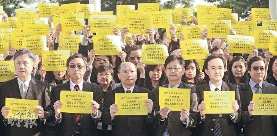 229名中學校長昨早於教育事務委員會召開前,在立法會大樓門外宣讀爭取減派聲明,校長大多身穿黑衣或深色衣服,象徵堅決要求當局接納「321」彈性減派方案。其中4間名校代表,包括18區中學校長聯席代表、田家炳中學校長阮邦耀(前排左起),聯席召集人、宣道會陳朱素華紀念中學校長廖亞全,香港管理專業協會羅桂祥中學校長鄧振強,以及迦密聖道中學校長郭永強,站在最前排發表聲明。(余俊亮攝)教育局長吳克儉(圖)昨出席立法會時,被中學校長批評不願聆聽教育界意見,不及上屆局長孫明揚開誠布公,有校長更促吳「學吓孫公」。( 229名中學校長昨早於教育事務委員會召開前,在立法會大樓門外宣讀爭取減派聲明,校長大多身穿黑衣或深色衣服,象徵堅決要求當局接納「321」彈性減派方案。其中4間名校代表,包括18區中學校長聯席代表、田家炳中學校長阮邦耀(前排左起),聯席召集人、宣道會陳朱素華紀念中學校長廖亞全,香港管理專業協會羅桂祥中學校長鄧振強,以及迦密聖道中學校長郭永強,站在最前排發表聲明。(余俊亮攝)教育局長吳克儉(圖)昨出席立法會時,被中學校長批評不願聆聽教育界意見,不及上屆局長孫明揚開誠布公,有校長更促吳「學吓孫公」。(
