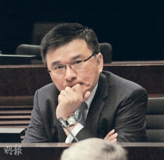 財經事務及庫務局長陳家強表示,明白新增的買家印花稅對本地公司造成不便,但給予豁免會造成漏洞,呼籲本地公司董事和股東可改以個人名義置業。(余俊亮攝) 財經事務及庫務局長陳家強表示,明白新增的買家印花稅對本地公司造成不便,但給予豁免會造成漏洞,呼籲本地公司董事和股東可改以個人名義置業。(余俊亮攝)