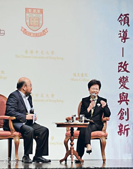 政務司長林鄭月娥(右)昨日出席中大講座,其間表示身為特區政府主要官員,不方便公開發表對六四看法。左為主持講座的中大政治與行政學系高級講師蔡子強。(盧翊銘攝) 政務司長林鄭月娥(右)昨日出席中大講座,其間表示身為特區政府主要官員,不方便公開發表對六四看法。左為主持講座的中大政治與行政學系高級講師蔡子強。(盧翊銘攝)
