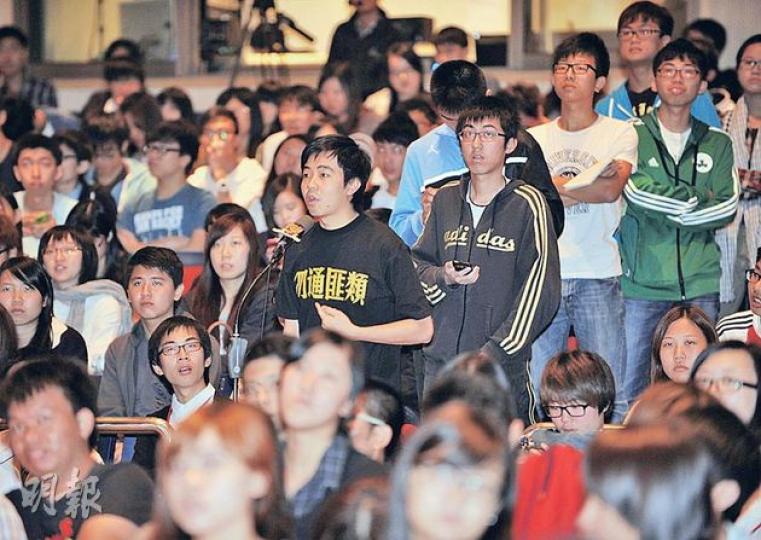 呢位中大醫科一年級學生,噚日著住印有「勿通匪類」標語T恤同林太對話,話要提醒林太「勿通匪類」。(盧翊銘攝) 呢位中大醫科一年級學生,噚日著住印有「勿通匪類」標語T恤同林太對話,話要提醒林太「勿通匪類」。(盧翊銘攝)