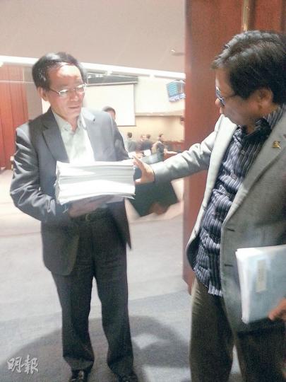 民建聯葉國謙(左)為咗證明泛民「好無聊」,印晒千幾項修訂出嚟,人民力量黃毓民(右)狠批佢「唔環保」。(林凱旻攝) 民建聯葉國謙(左)為咗證明泛民「好無聊」,印晒千幾項修訂出嚟,人民力量黃毓民(右)狠批佢「唔環保」。(林凱旻攝)