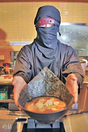 「東京忍者」大玩噱頭,員工偶爾會穿上忍者服於場內穿梭,十分有趣。(林俊源攝)バリ男豬骨濃湯半熟蛋拉麵--バリ男使用的拉麵較粗身,比幼麵更煙韌,不易變軟和盡吸收了湯底的鹹味,即使浸在湯底中亦能保持爽口彈牙,與熬製12小時的豬骨湯底互相配合。($98,バリ男)(林俊源攝)一般拉麵店均可單點半熟蛋,「東京忍者」卻獨家提供「炸蛋」選擇,別具創意。(每隻$10,東京忍者)(林俊源攝)日本MYB Service拉麵集團在港的全新品牌,湯底以豬骨和水熬出精華,加入雞骨連續熬6小時,以洗去豬骨的羶味。($88, 「東京忍者」大玩噱頭,員工偶爾會穿上忍者服於場內穿梭,十分有趣。(林俊源攝)バリ男豬骨濃湯半熟蛋拉麵--バリ男使用的拉麵較粗身,比幼麵更煙韌,不易變軟和盡吸收了湯底的鹹味,即使浸在湯底中亦能保持爽口彈牙,與熬製12小時的豬骨湯底互相配合。($98,バリ男)(林俊源攝)一般拉麵店均可單點半熟蛋,「東京忍者」卻獨家提供「炸蛋」選擇,別具創意。(每隻$10,東京忍者)(林俊源攝)日本MYB Service拉麵集團在港的全新品牌,湯底以豬骨和水熬出精華,加入雞骨連續熬6小時,以洗去豬骨的羶味。($88,
