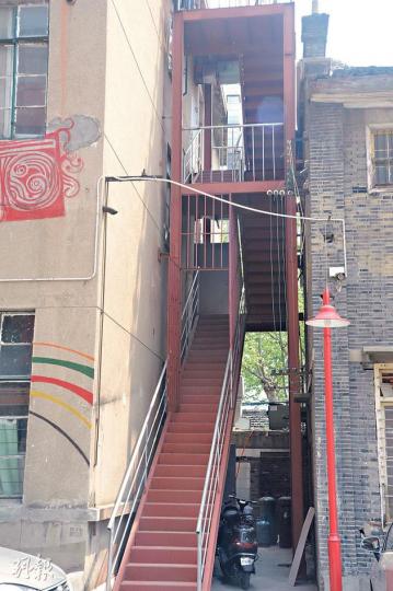 「容創意產業園」裏,昔日廠房的鐵梯,經維修後繼續使用。(水京攝)魔方咖啡館是園內較有名氣的一間店。(水京攝)上空的鋼架保留了電容廠的味道。(水京攝)容創意產業園外牆上的雷鋒語錄,充滿革命色彩。(水京攝)耦園優雅的園林景色,引得藝術系學生來取材作畫。(水京攝)各種創意行業的工作室已紛紛進駐產業園。(水京攝)產業園對面的橫街不時有蔬果攤販擺賣,很有地道生活感。(水京攝)由香港導演馬偉豪執導的內地電影《奮鬥》,曾在園內拍攝。(水京攝)西花園的庭園以樹木為主,風格樸實。(水京攝)城曲草堂是東花園主廳,正 「容創意產業園」裏,昔日廠房的鐵梯,經維修後繼續使用。(水京攝)魔方咖啡館是園內較有名氣的一間店。(水京攝)上空的鋼架保留了電容廠的味道。(水京攝)容創意產業園外牆上的雷鋒語錄,充滿革命色彩。(水京攝)耦園優雅的園林景色,引得藝術系學生來取材作畫。(水京攝)各種創意行業的工作室已紛紛進駐產業園。(水京攝)產業園對面的橫街不時有蔬果攤販擺賣,很有地道生活感。(水京攝)由香港導演馬偉豪執導的內地電影《奮鬥》,曾在園內拍攝。(水京攝)西花園的庭園以樹木為主,風格樸實。(水京攝)城曲草堂是東花園主廳,正